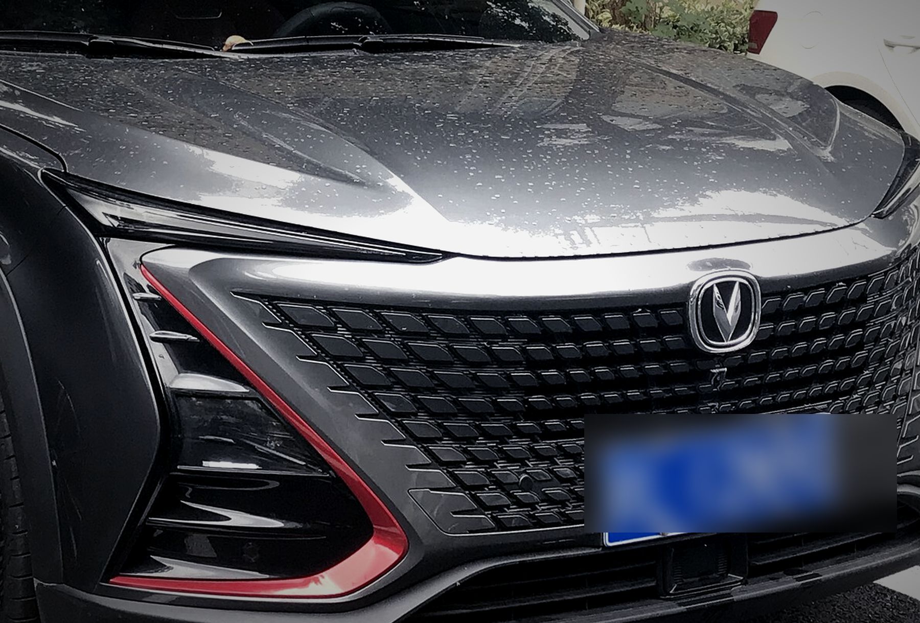 Detalhe da grade frontal do UNI-T